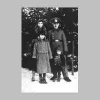 028-0072 Emil Ziegann, Ehefrau Hedwig und den Kindern Christel und Gerd im Winter 1938 bei den Tannen im Garten von Buergermeister August Neumann..jpg